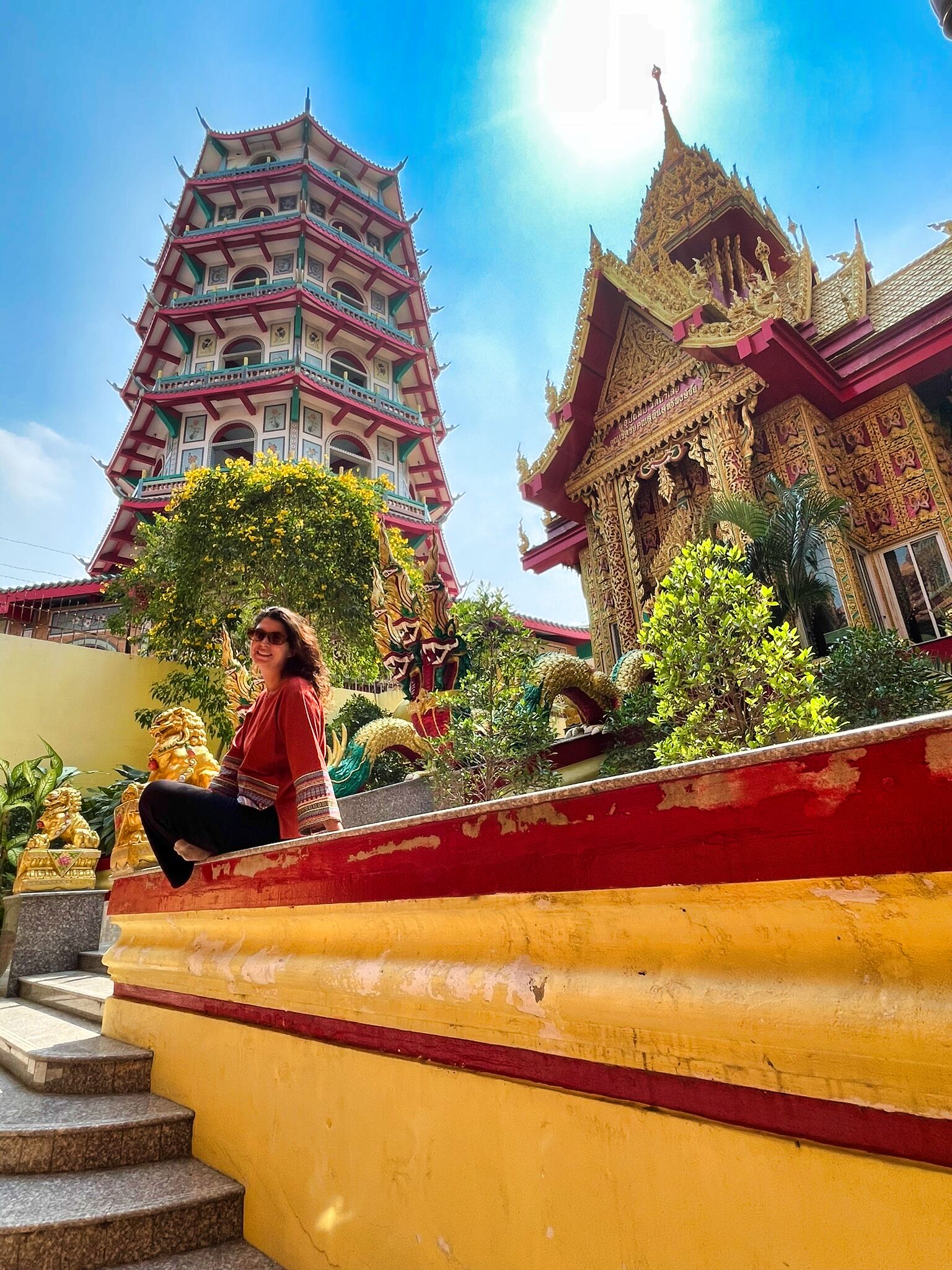 Temple bouddhiste Wat Tham Suea à Kanchanaburi en Thaïlande.