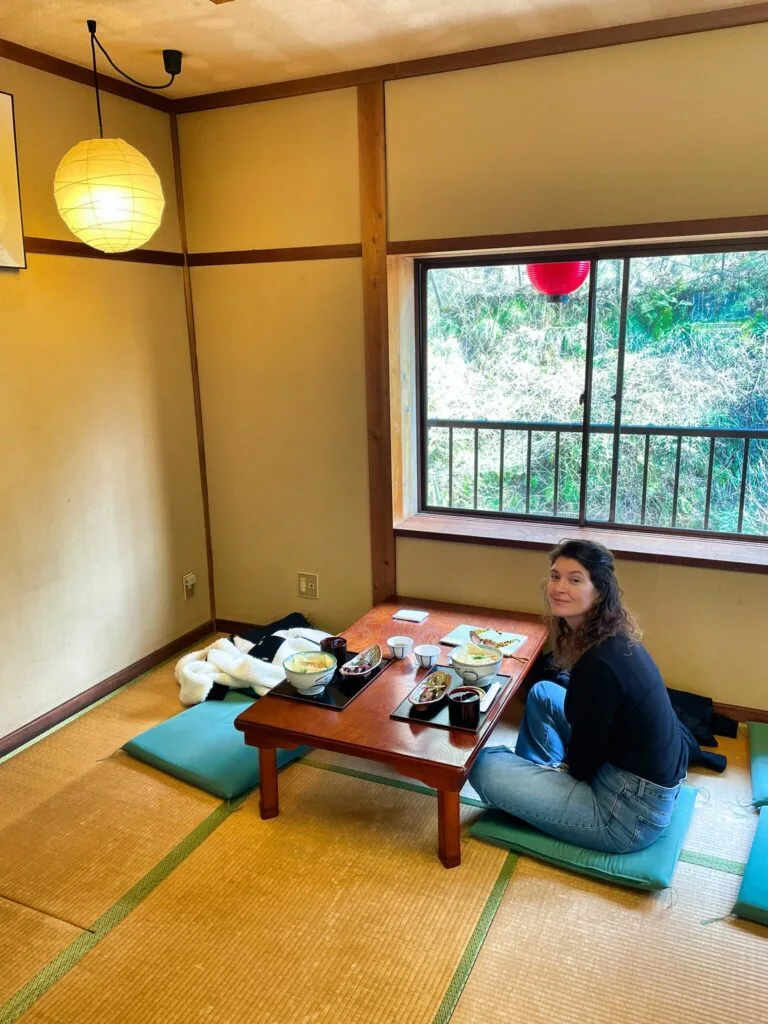 Un midi avec un plat à base de poissons au restaurant Hirobun situé dans le sanctuaire de Kifune.