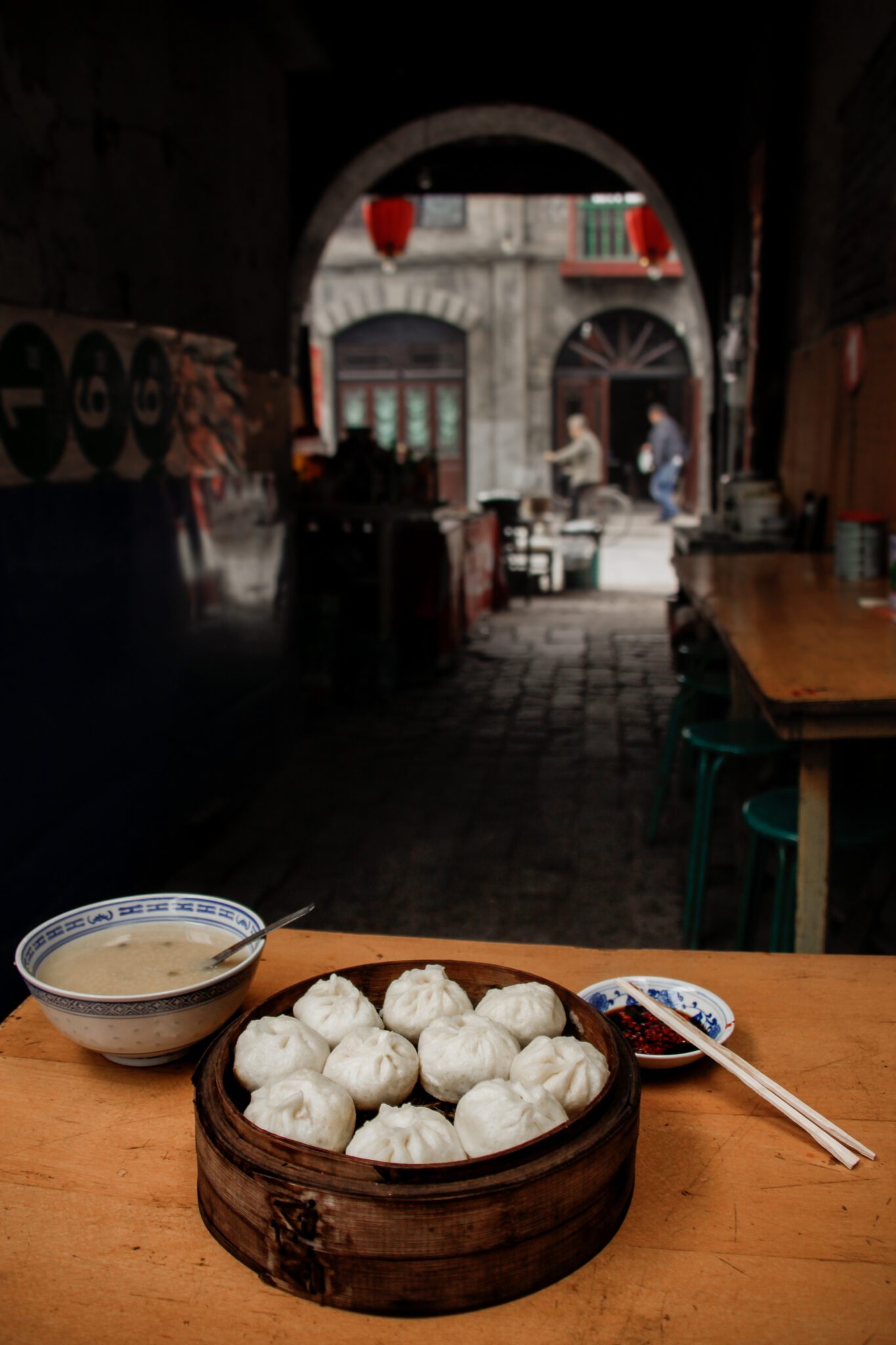 Petit déjeuner traditionnel en Chine (dumplings et soupe) dans un restaurant de rue à Pingyao, en Chine.
