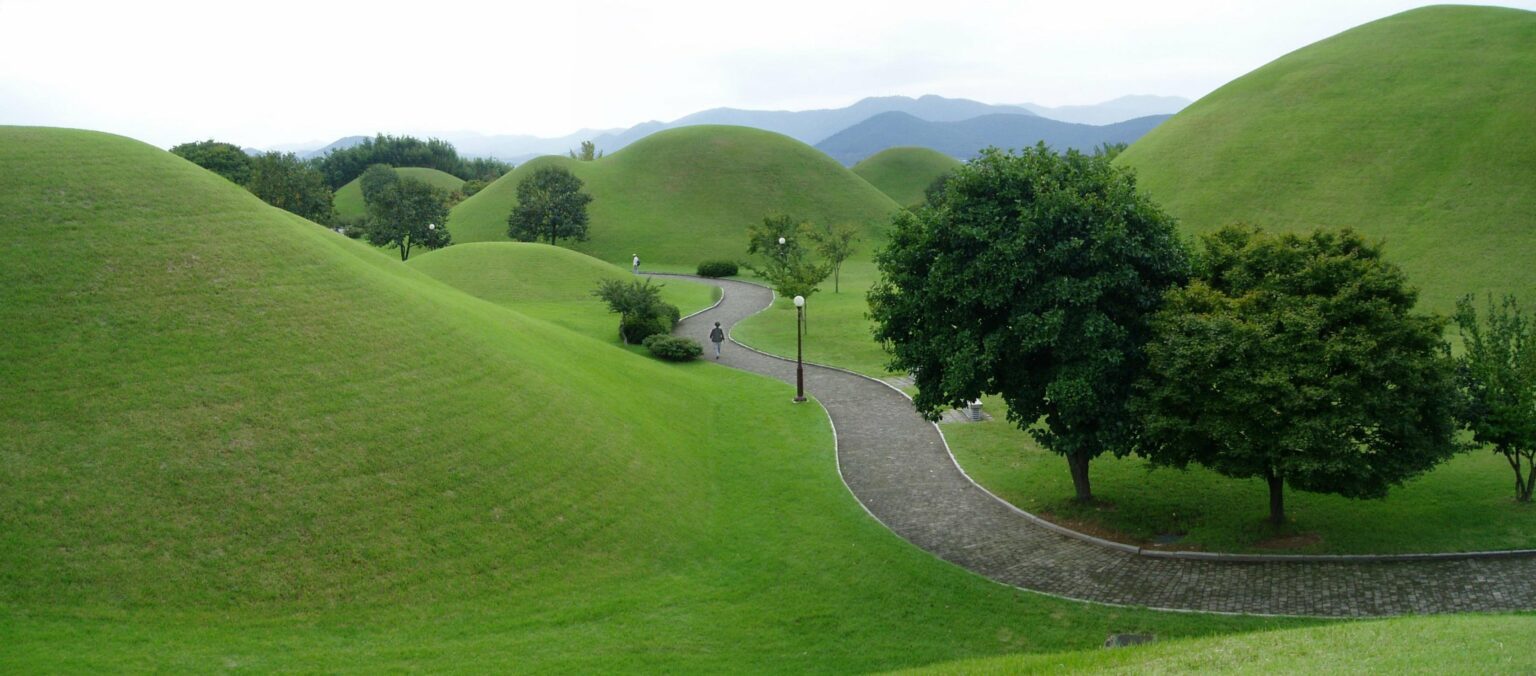 Tombes des Roi à Gyeongju - chemin piéton qui serpente entre les tumulus verdoyants.