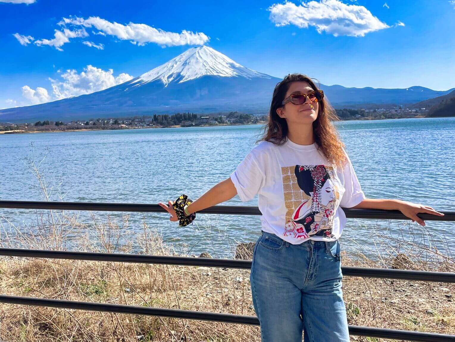 Julie la Travel planner devant le mont fuji au Japon.