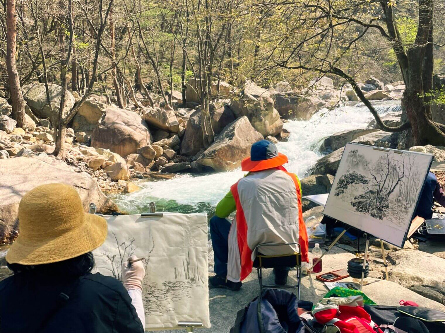 2 dessinateurs peintres en train de reproduire le paysage à Seoraksan national parc.