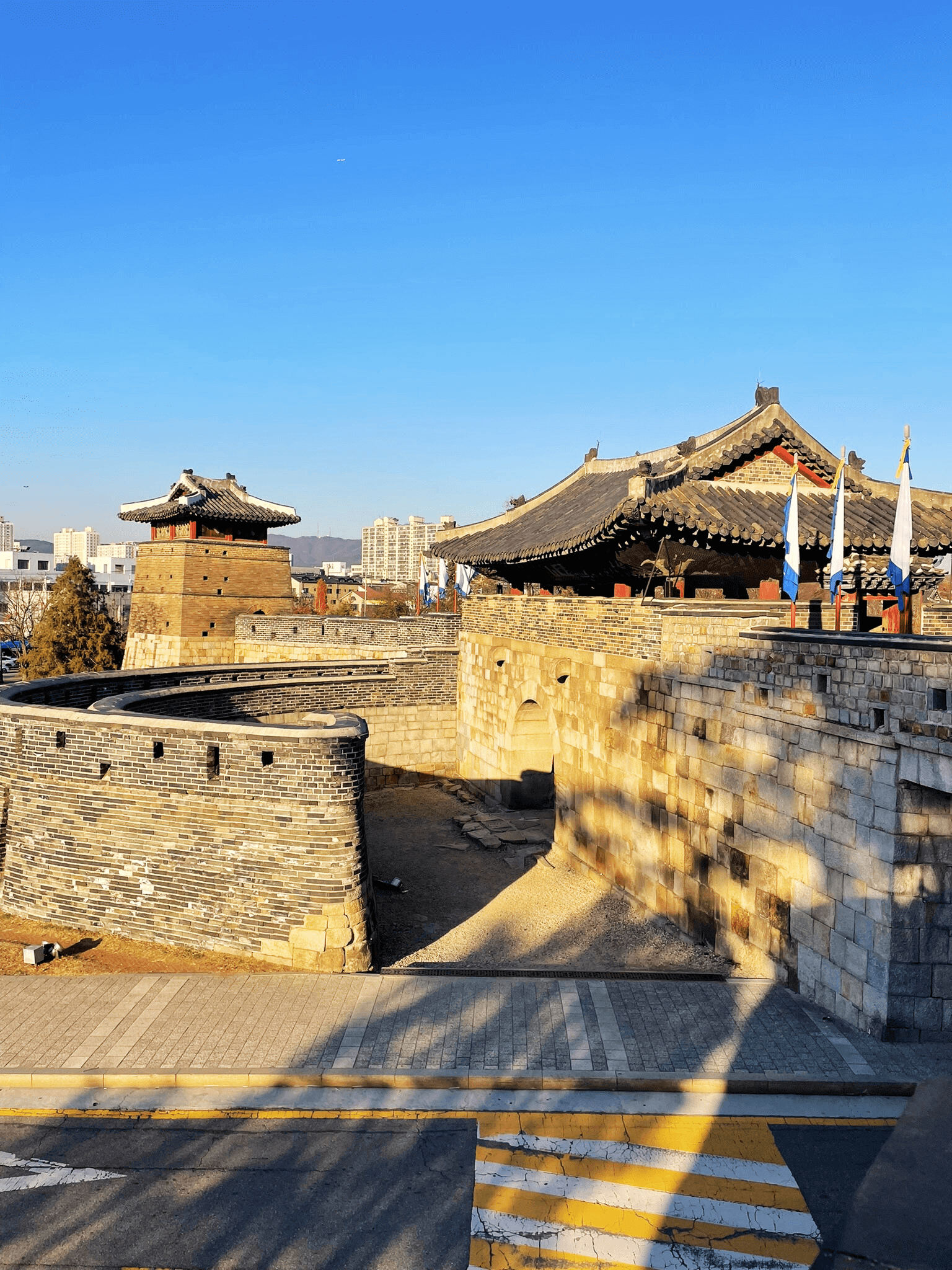 Remparts historiques de la forteresse de Hwaseong, à Suwon, en Corée du Sud.