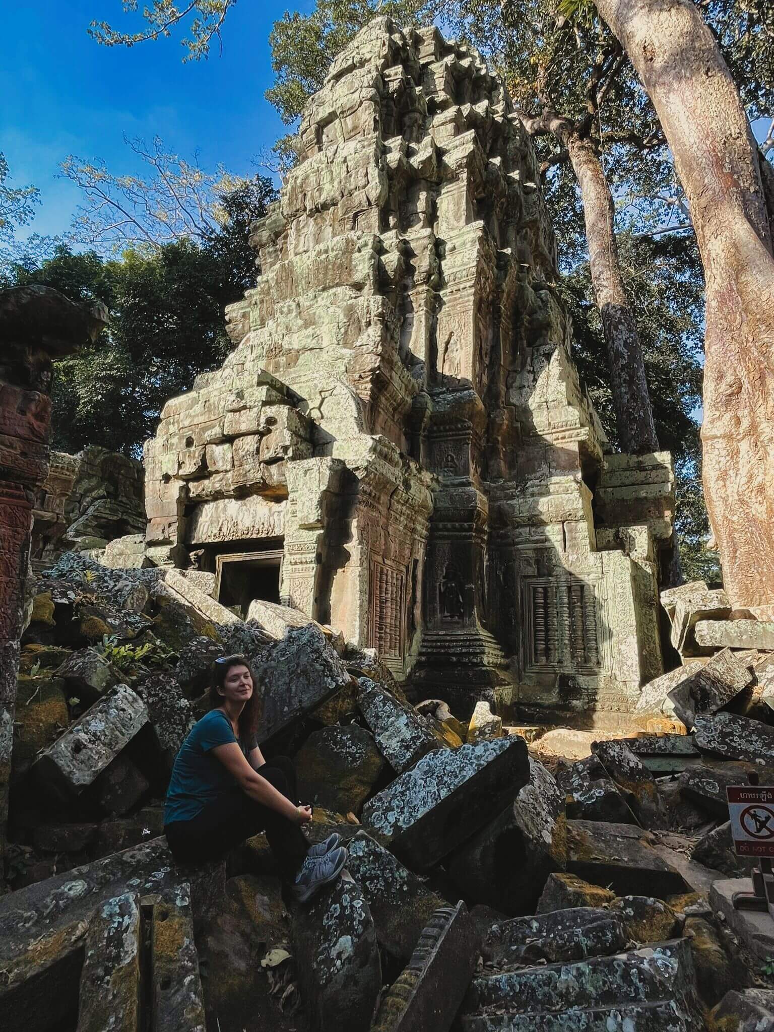 Julie, l'organisatrice de voyages en Asie, au temple Ta Prohm de la cité d'Angkor.