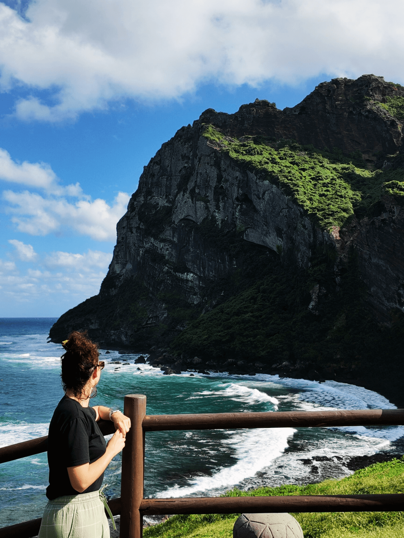 Vue sur la Umutgae Coast depuis les escaliers amenant à la plage, sur l'île de Jeju, en Corée du Sud.