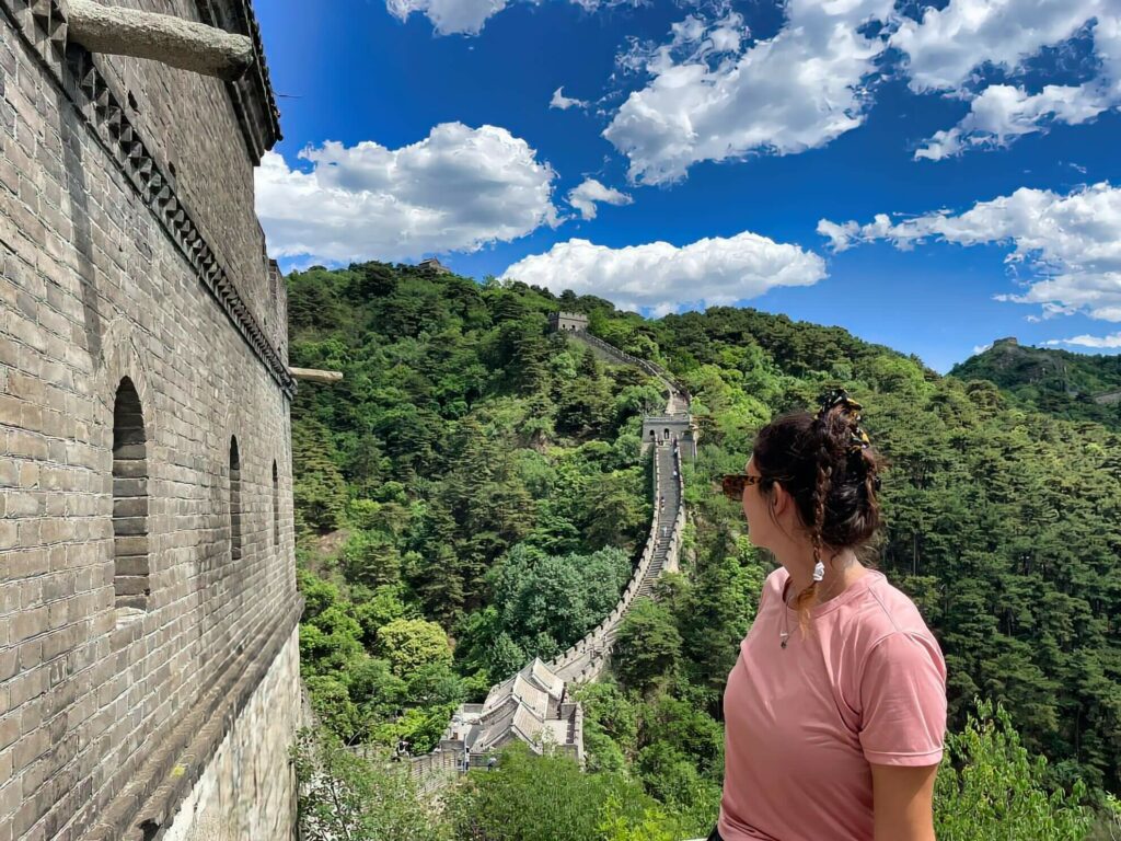 Julie, la travel planner Asie, devant la Grande Muraille de Chine, proche de Pékin.