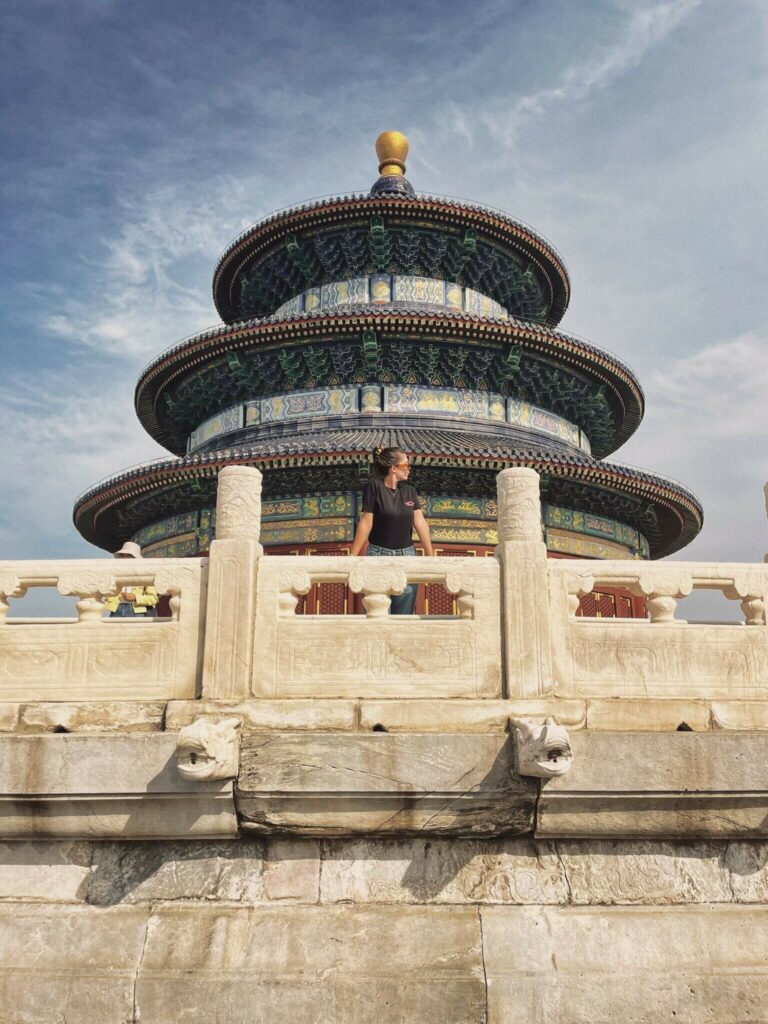 Julie devant le temple du ciel à Pékin.