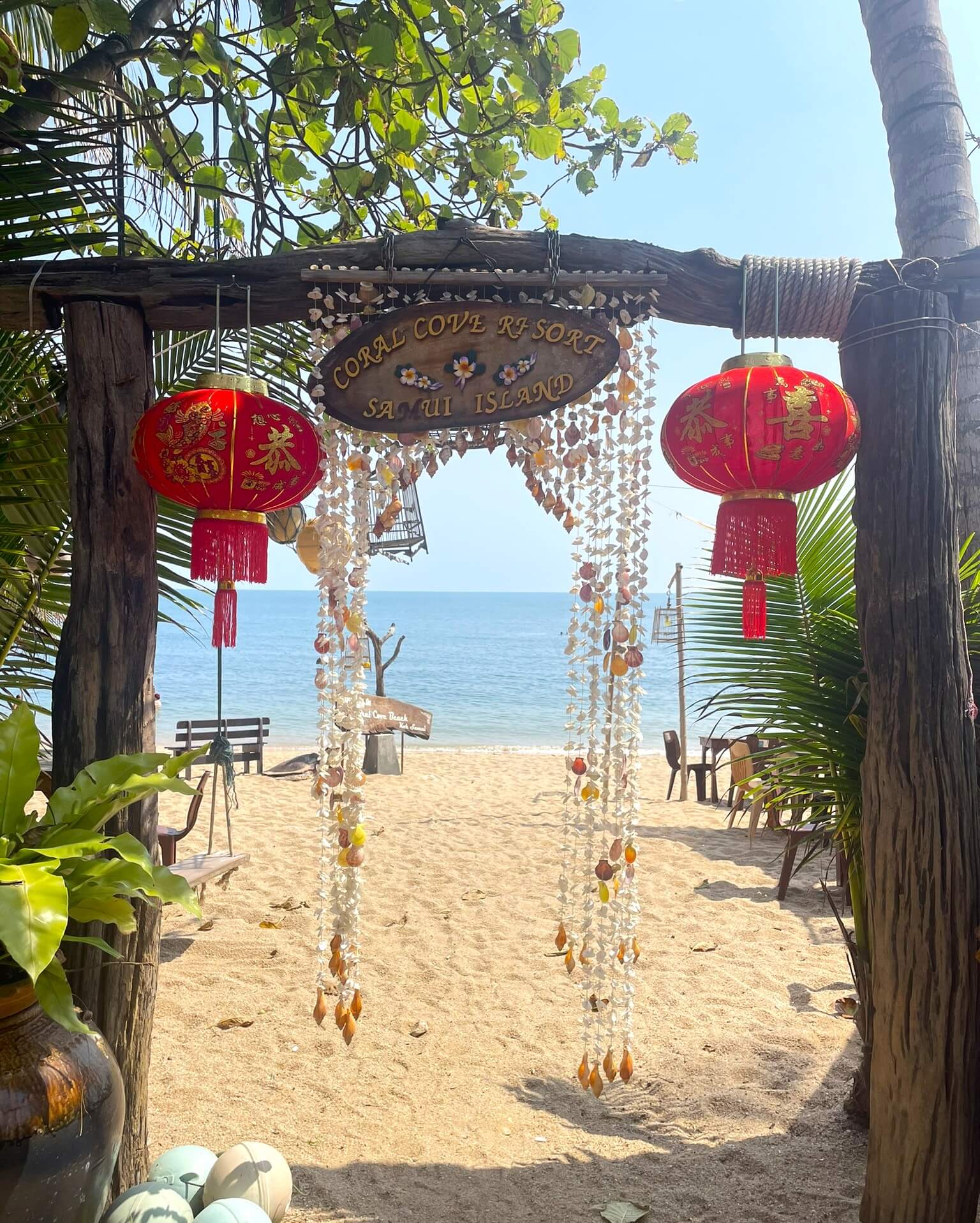 L'entrée d'un bar sur la plage Coral Cove Beach, sur l'île de Koh Samui en Thaïlande.