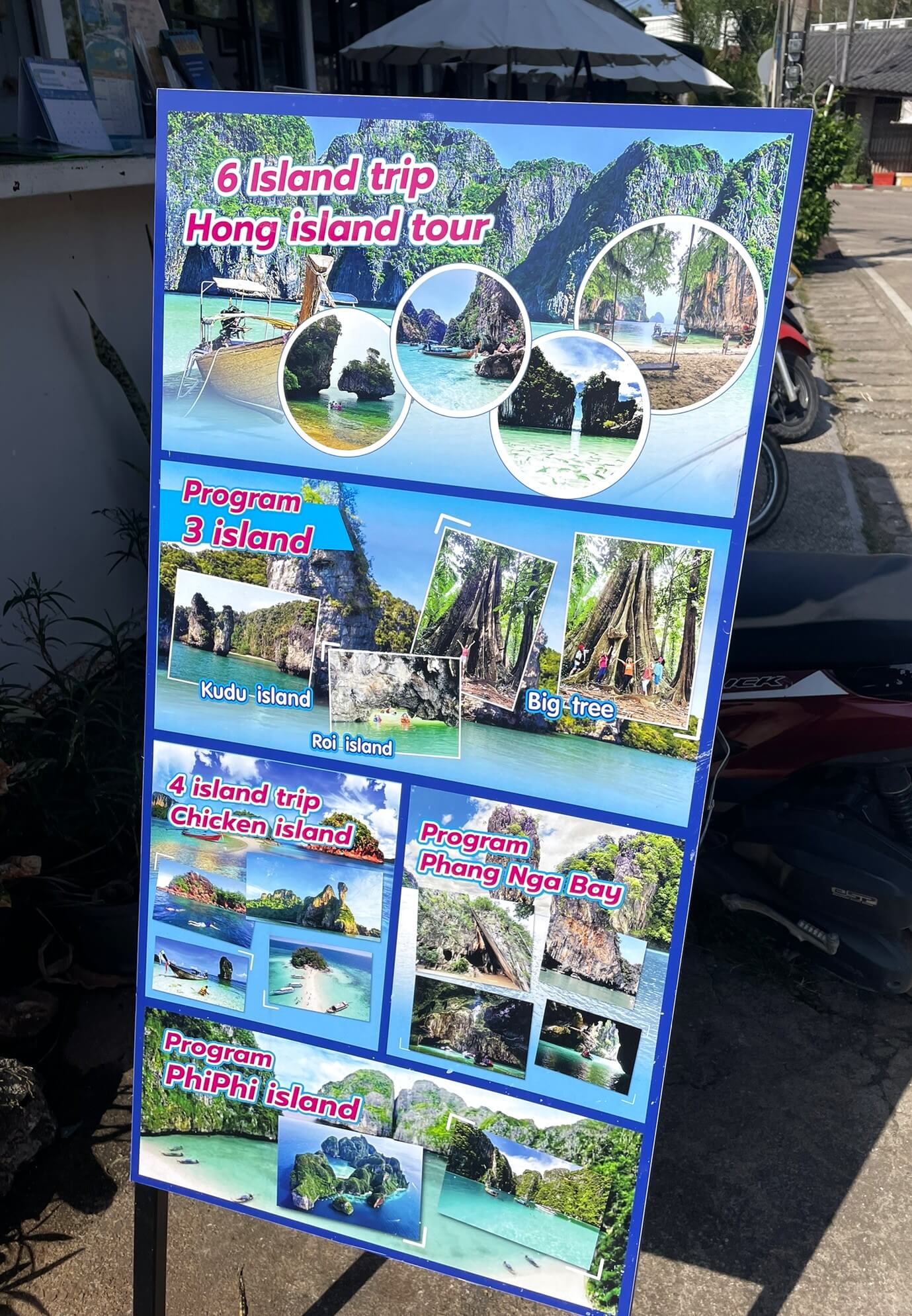 Pancarte affichant les sorties bateaux proposées par une agence sur les îles en Thaïlande.