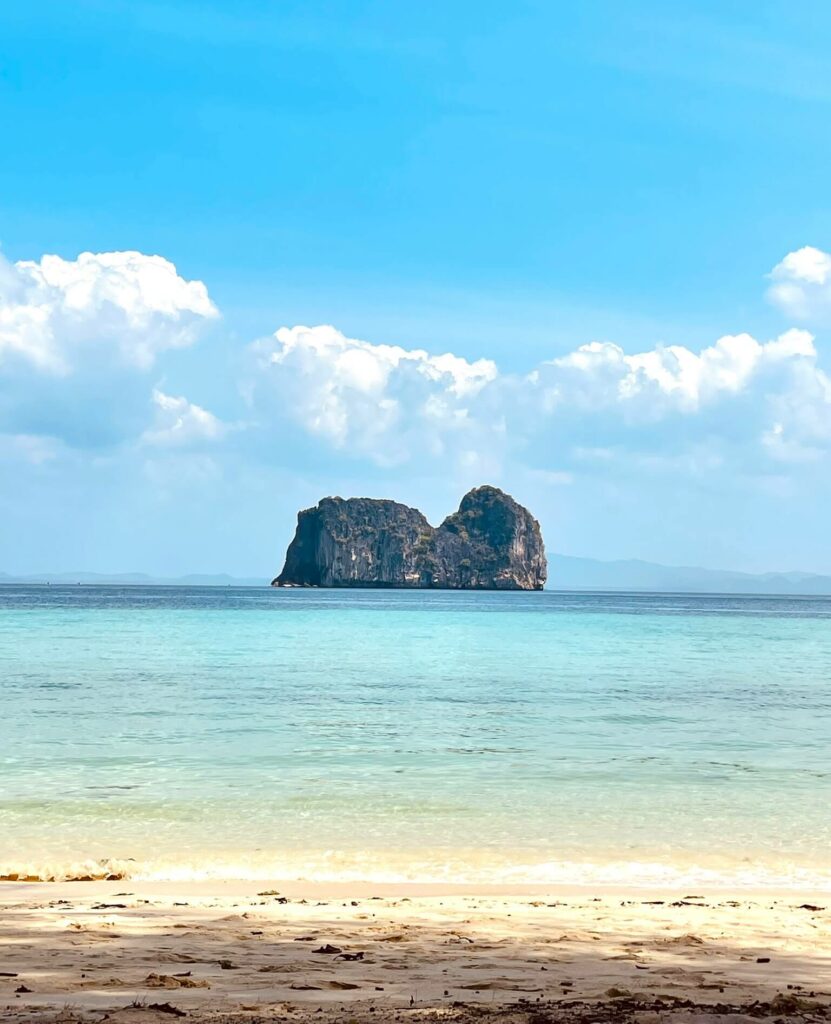 Vue sur un îlot sauvage depuis une île secrète en mer Andaman, en Thaïlande.