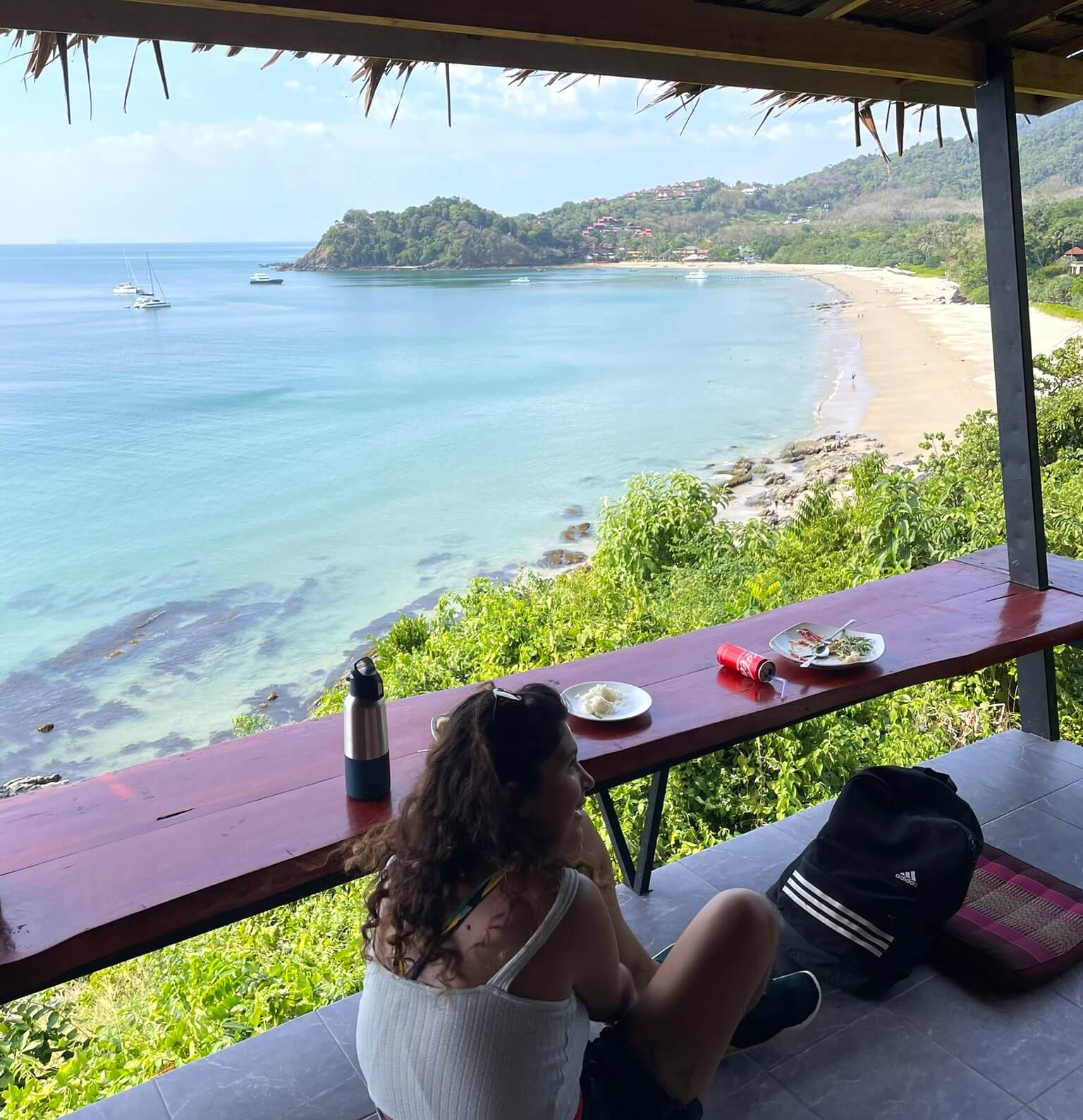 Vacances sur les îles en Thaïlande, pause déjeuner avec vue sur la plage de Kantiang Bay.