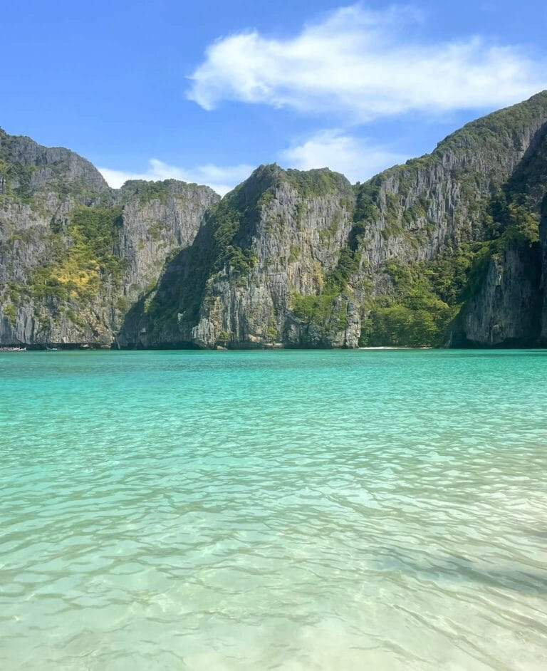 L'eau bleu turquoise de Maya Baie, dans l'archipel de Koh Phi Phi en Thaïlande.