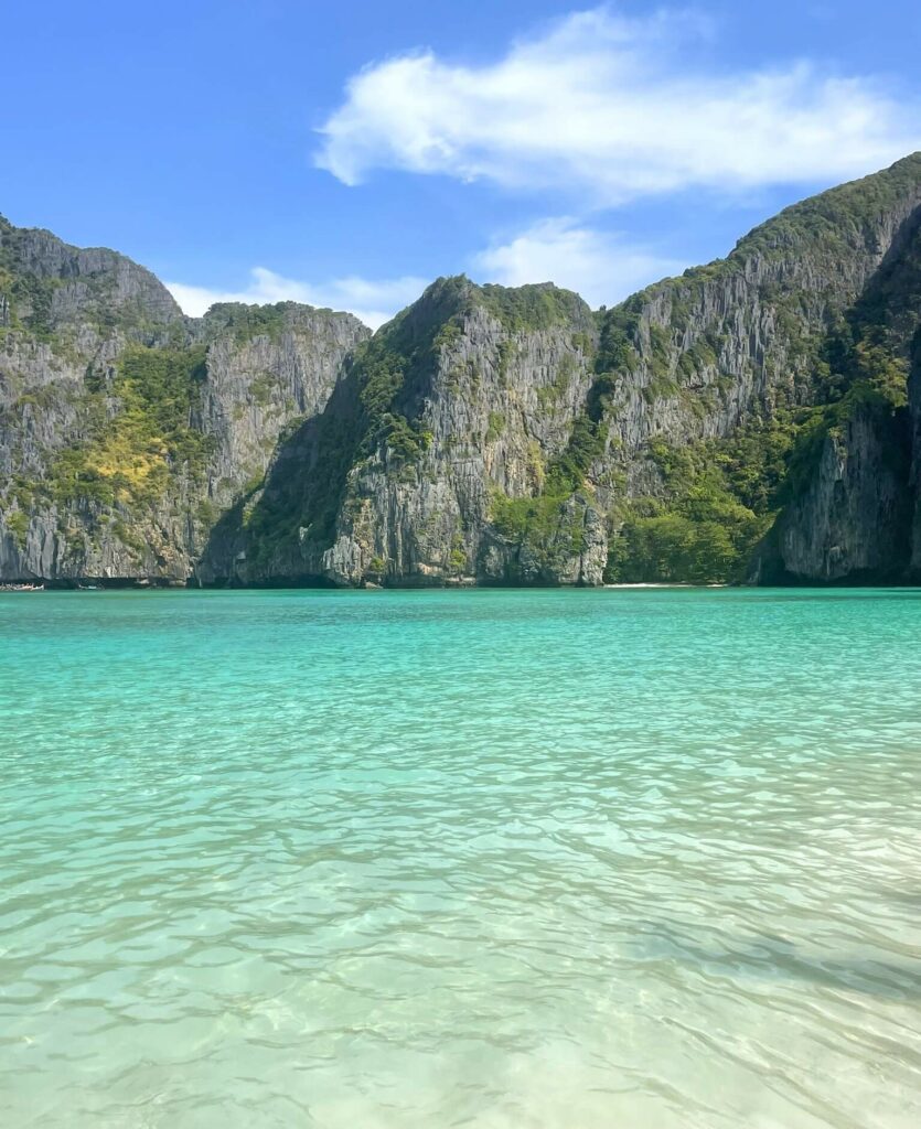 L'eau bleu turquoise de Maya Baie, dans l'archipel de Koh Phi Phi en Thaïlande.