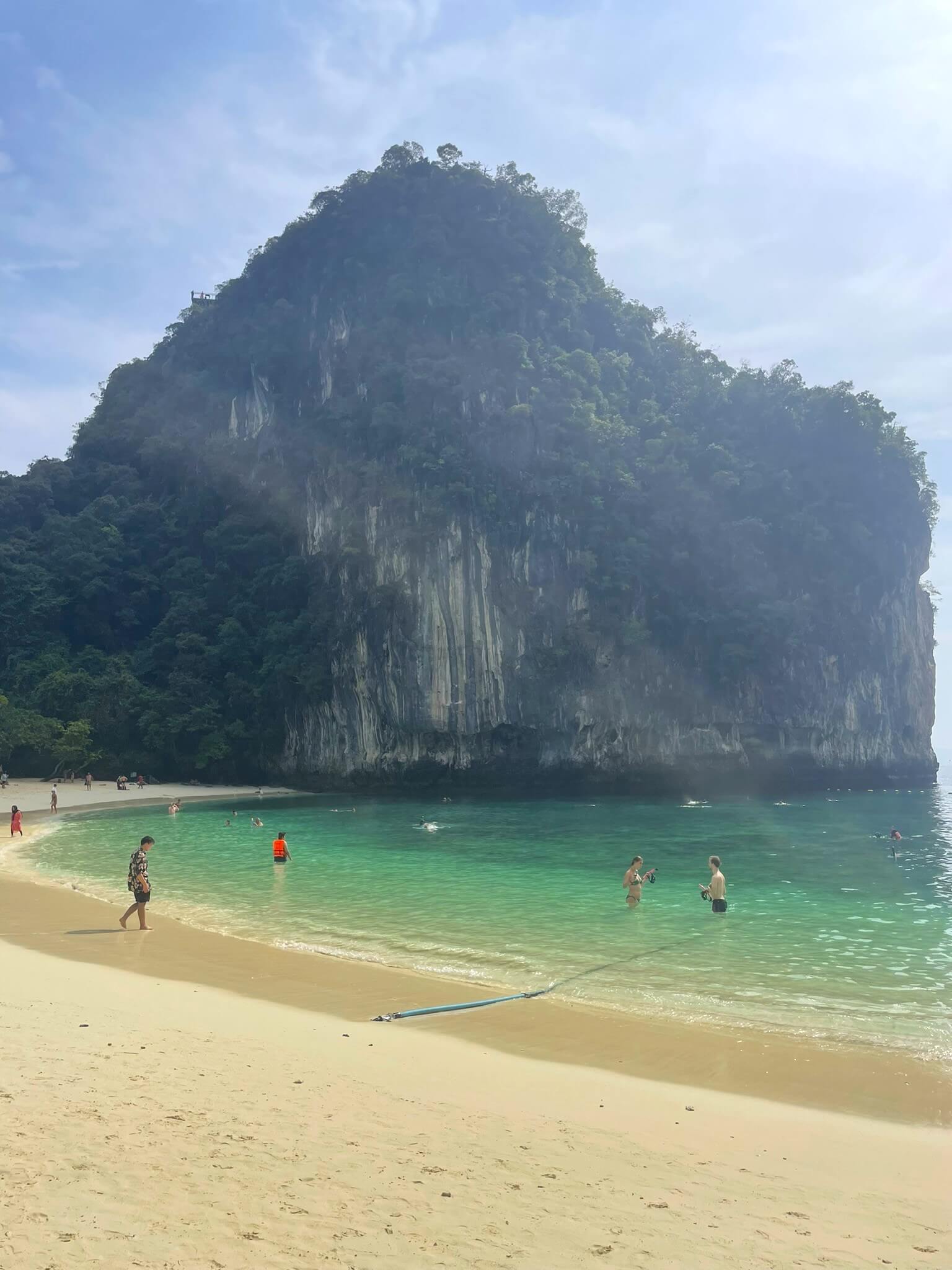 Plage de l'archipel de Koh Hong en Mer Andaman, quelques visiteurs se baignent et pratiquent le snorkeling.