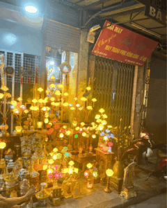 Boutique de luminaire et objets religieux dans la rue Hàng Quạt de Hanoi, au Vietnam