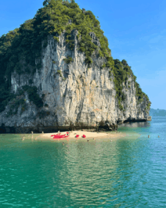 Pause baignade dans la baie de Lan Ha lors d'un circuit au Vietnam de 15 jours
