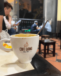Dégustation du célèbre café à l'œuf de Café Giang pendant un circuit au Vietnam de 15 jours