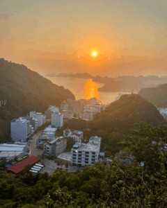Le soleil se couche sur la baie de Lan Ha, admiré depuis l'île de Cat Ba au Vietnam