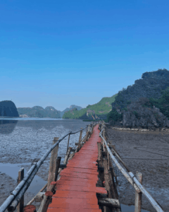 Le pont qui traverse la mer pour mener à Đền Mẫu Hải Hà Gia Luận