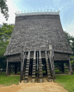 Une maison insolite appartenant à minorité ethnique du Vietnam, au Musée d'ethnographie d'Hanoi.