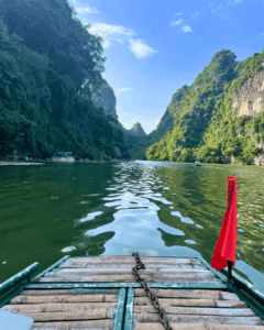 Vue sur les karsts emblématiques de Ninh Binh lors d'un circuit de 15 jours au Vietnam