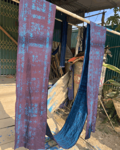 Une teinture à l'indigo entrain de sécher dans le village Hmongs de Lao Chai, à Sapa.