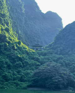Un temple au milieu de la jungle lors de la visite de Trang An, dans la baie d'Halong terrestre.