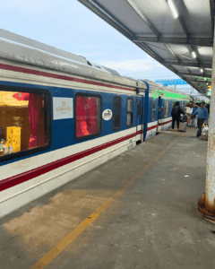 Sortie du train de nuit entre Hanoi et Sapa au Vietnam.
