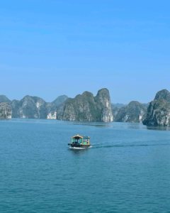 En croisière sur la Baie d'Halong à bord d'une jonque lors d'un circuit de 15 jours au Vietnam.