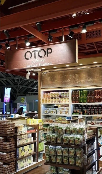 Que ramener de Thaïlande, des souvenirs locaux et artisanaux de la boutique OTOP, à à l'aéroport Suvarnabhumi.