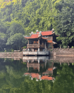 Temple au bord de l'eau à Tam Coc, vu depuis une barque.